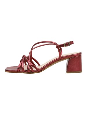 Sandalia metálica roja con puntera abierta, tacón bajo de bloque, múltiples tiras finas y cierre de hebilla en el tobillo.