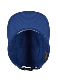 Blå keps med en platt skärm, gjord av tyg. Insidan har en slät foder, sidöglor för ventilation och ett spänne för justering.