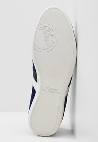 Marinblå och vit sneaker med texturerad gummisula, med präglad logotyp och släta accenter. Polyester material, snygg design.