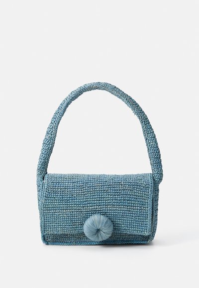 Geantă bleu țesută, cu o suprafață texturată, formă rectangulară, mână scurtă și un detaliu mare de închidere circular în față.