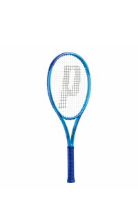 Blauwe tennisracket met een zwart "P" logo op witte snaren en een blauwe grip, weergegeven tegen een witte achtergrond.