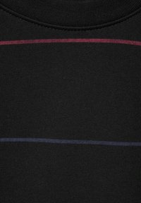 Tessuto a maglia nero con strisce orizzontali rosse e blu, colletto a coste e texture liscia.