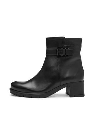 Bottines en cuir noir avec détail de boucle, bout rond, talon large de hauteur intermédiaire et surface texturée, avec une finition lisse.