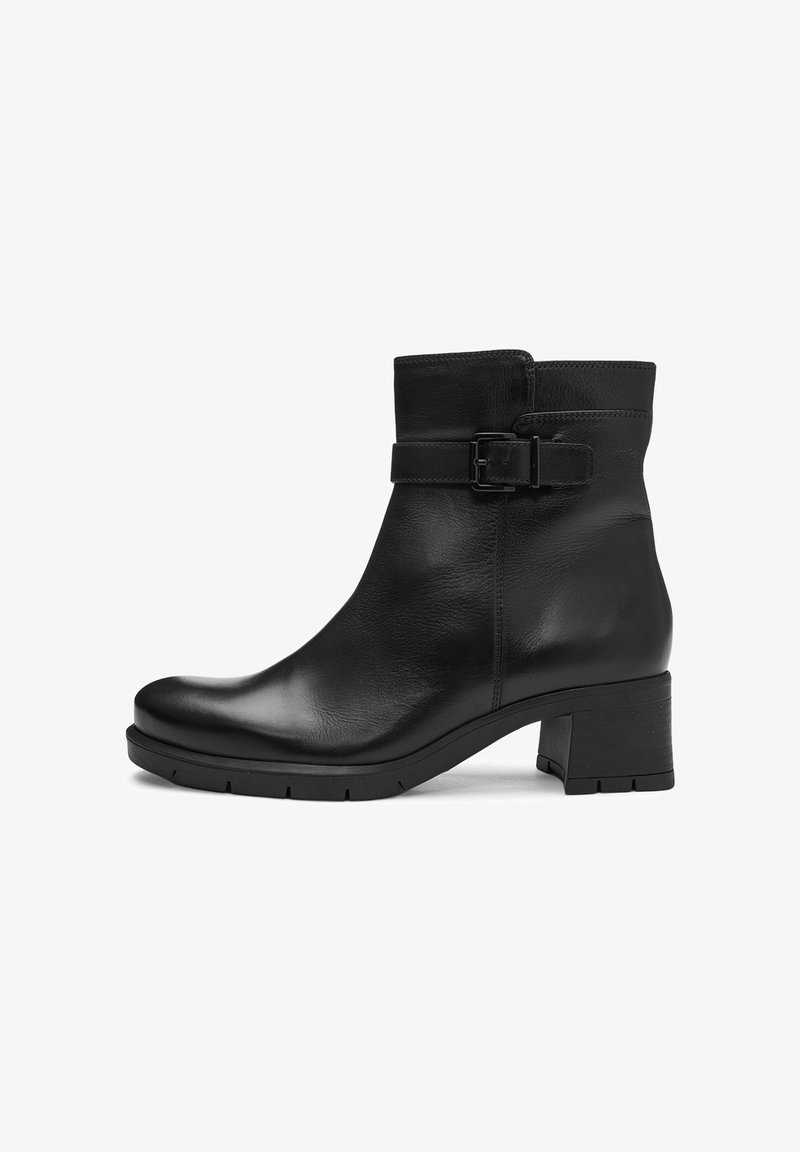 Bottines en cuir noir avec détail de boucle, bout rond, talon large de hauteur intermédiaire et surface texturée, avec une finition lisse.
