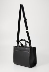 Zwarte leren tas met een gestructureerde rechthoekige vorm, voorzien van handvatten aan de bovenkant en een afneembare, verstelbare schouderriem. Contrasterende stikseldetails.