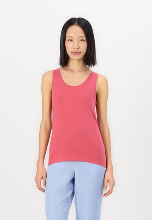 Kjapp tanktop i en livlig korallfarge, med scooped halslinje og ermeløs design, parret med lyseblå bukser. Glatt tekstur, enkel skjæring.