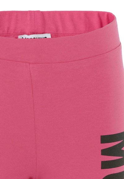 Leggings elastici rosa con una texture morbida, caratterizzati da un'ampia vita e audace scritta laterale nera. Progettati per comfort e flessibilità.