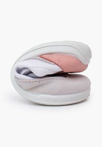 Zapatillas plegables con un upper de ante gris claro y un acento rosa suave. Cuentan con una suela de goma blanca y un forro acolchado para mayor comodidad.