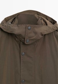 Brązowa wodoodporna kurtka z wysokim kołnierzem, zapięciem na zatrzaski oraz gładką teksturą. Posiada ściągany kaptur i detale przeszyć.