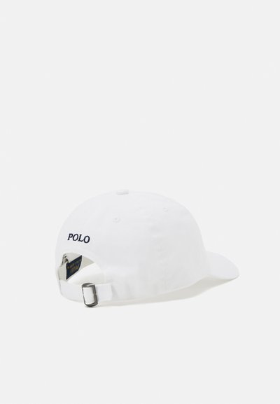 Witte katoenen pet met een gebogen rand. Voorzien van "POLO" borduursel in donkerblauw aan de achterkant. Verstelbare metalen strap voor de juiste pasvorm.