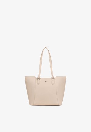 Beige leren tote tas met lange schouderbanden, een gladde textuur en minimalistisch ontwerp, afgebeeld tegen een witte achtergrond.
