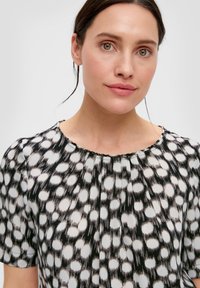 s.Oliver BLACK LABEL MIT FALTENAUSSCHNITT - Bluse - schwarz