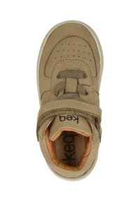 Beige sneaker met gewatteerde kraag, leren bovenwerk met textuur, decoratieve perforaties en een contrasterend oranje interieur. Verstelbare klittenbandsluiting.