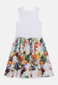Biała sukienka bez rękawów z marszczoną spódnicą, ozdobiona kolorowym nadrukiem kwiatów, owoców i motyli.
