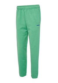 Grüne Hummel Sportsweatpants mit elastischem Bund, Seitentaschen und kleinem blauem Logo am Oberschenkel.
