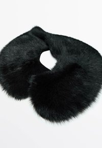 Sort kunstpelskrave med en cirkulær udskæring. Blød, tæt tekstur med en glat finish, indrammet af forlængede pelskanter.