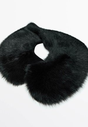 Zwarte nepbonten kraag met een ronde uitsnede. Zachte, dichte textuur met een gladde afwerking, omlijst door verlengde bontranden.