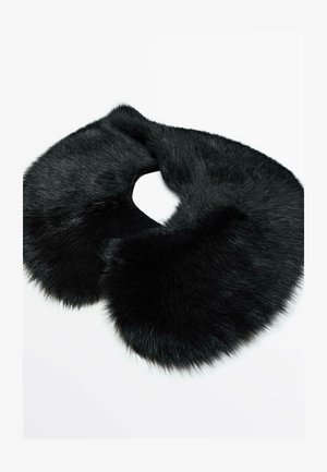 Zwarte nepbonten kraag met een ronde uitsnede. Zachte, dichte textuur met een gladde afwerking, omlijst door verlengde bontranden.