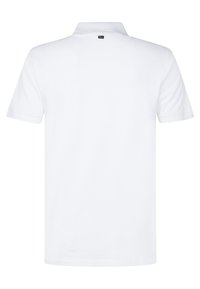 Bílá polo košile s klasickým designem, krátkými rukávy, žebrovaným límečkem a malou logovanou cedulkou na zadní straně krku. Hladká bavlněná textura.