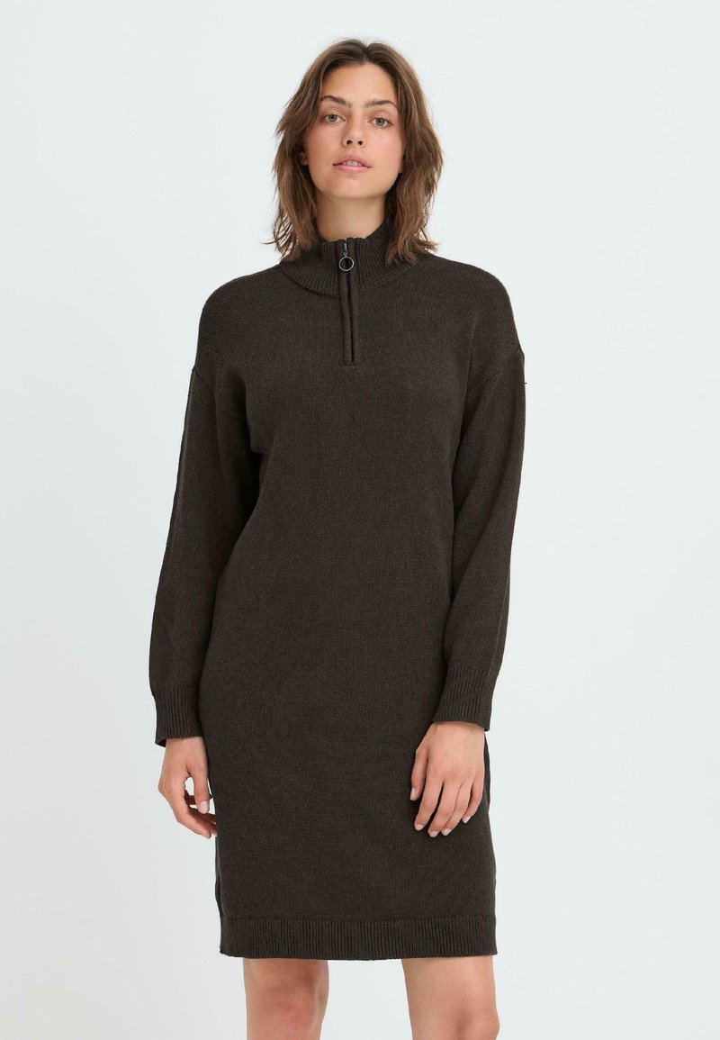 Abito a maglia marrone con colletto alto e zip, maniche lunghe e polsini e orlo a coste. Texture liscia.