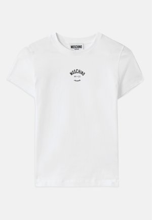 Witte katoenen t-shirt met een zwart gedrukt logo op de borst met de merknaam "MOSCHINO" en het jaar "86-23", ronde halslijn en korte mouwen.