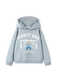 Sweat à capuche bleu clair en tissu doux, avec un motif d'un ours dans un but de football, le texte "PENALTY KICK" et un design de ballon de football.