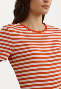 Lauren Ralph Lauren STRIPED STRETCH COTTON CREWNECK TEE - Marškinėliai su spaudiniu - orange/white