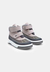 Pelēki un melni augstie zābaki ar diviem Velcro siksnām, mīkstu apkakli, baltu starpsumma un gumijas zoli ar teksturētu profilu.