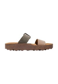  Platte sandaal met een bruin gestructureerde zool en twee brede bandjes, één taupe en één olijfgroen, tegen een witte achtergrond.