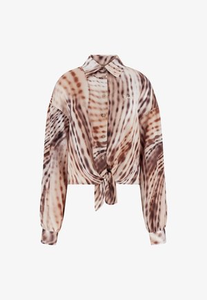 Blusa corta in seta con design annodato sul davanti, caratterizzata da stampa animalier marrone e beige, maniche lunghe e bottoni sul davanti.