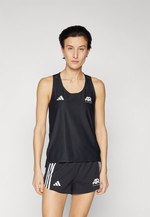 Crni atletski top bez rukava s okruglim izrezom, s bijelim Adidas logotipom i naglascima. Uparen s odgovarajućim crnim šortsem.