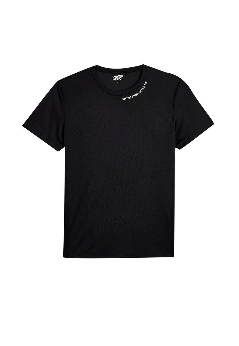 Camiseta negra de manga corta fabricada con una tela suave y ligera. Cuenta con un escote redondo y un pequeño logo blanco en la parte superior izquierda.