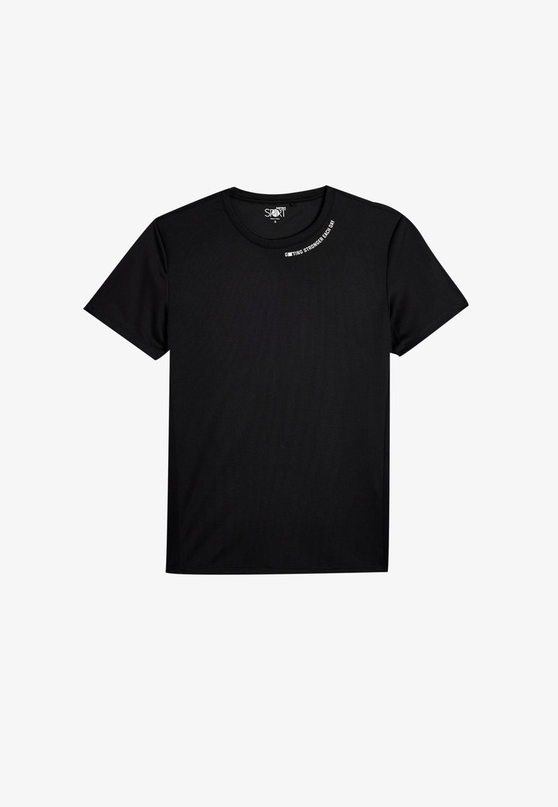 Camiseta negra de manga corta fabricada con una tela suave y ligera. Cuenta con un escote redondo y un pequeño logo blanco en la parte superior izquierda.