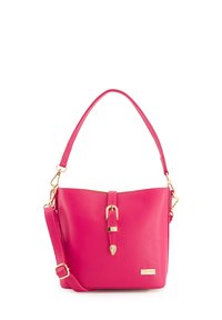 Roze leren handtas met een textuurafwerking, voorzien van een platte schouderband, een verstelbare crossbodyriem, gouden hardware en een gespaccent.
