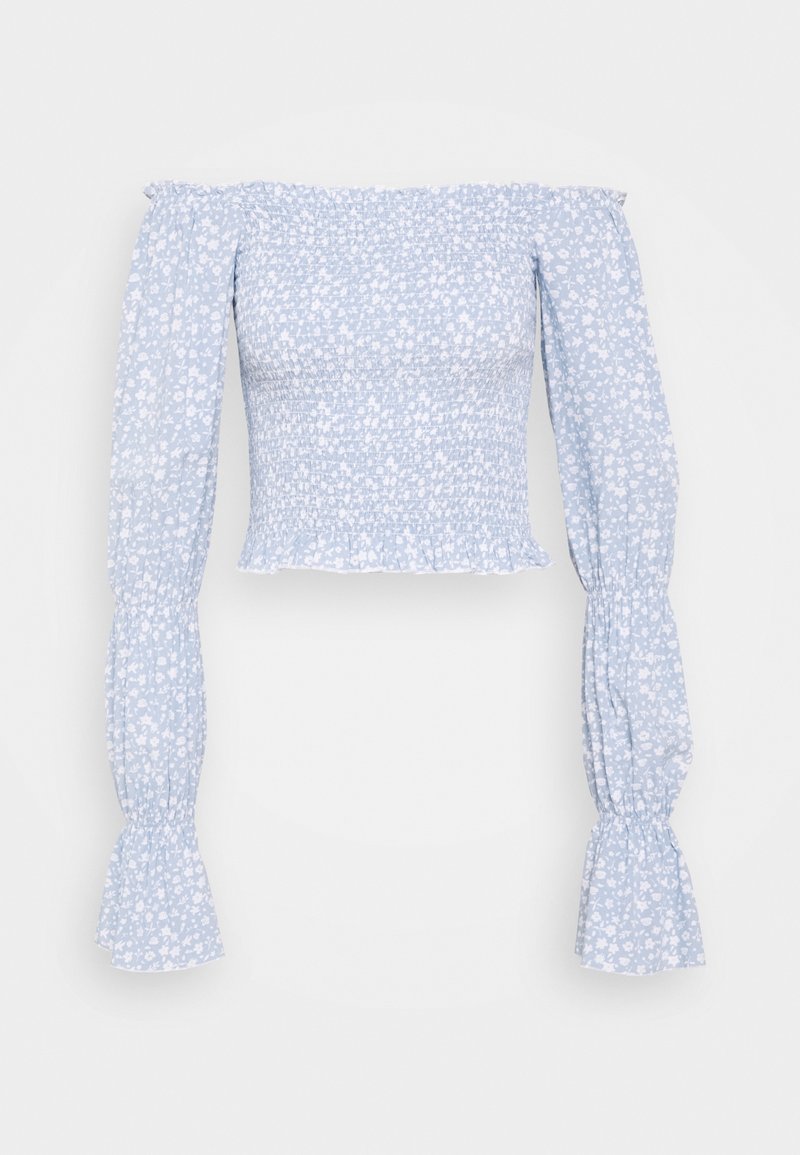 Top corto azzurro chiaro senza spalline con maniche lunghe e puffate e una texture arricciata, caratterizzato da un motivo floreale bianco su tutta la superficie.
