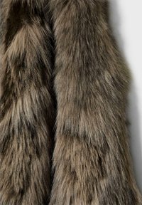 Kunstpelsstof i nuancer af brunt og gråt, med en blød, tæt tekstur med forskellige længder totter og et naturligt mønster.