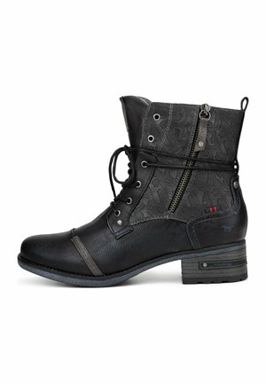 Bottines noires avec un corps en cuir texturé, une fermeture éclair décorative, des lacets et un panneau en tissu à motifs. Semelle plate et robuste.