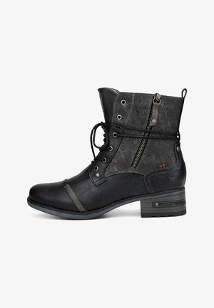 Schwarze Stiefeletten mit einem strukturierten Lederoberteil, dekorativem Reißverschluss, Schnürsenkeln und einer gemusterten Stoffeinlage. Flacher Absatz und robuster Sohlen.