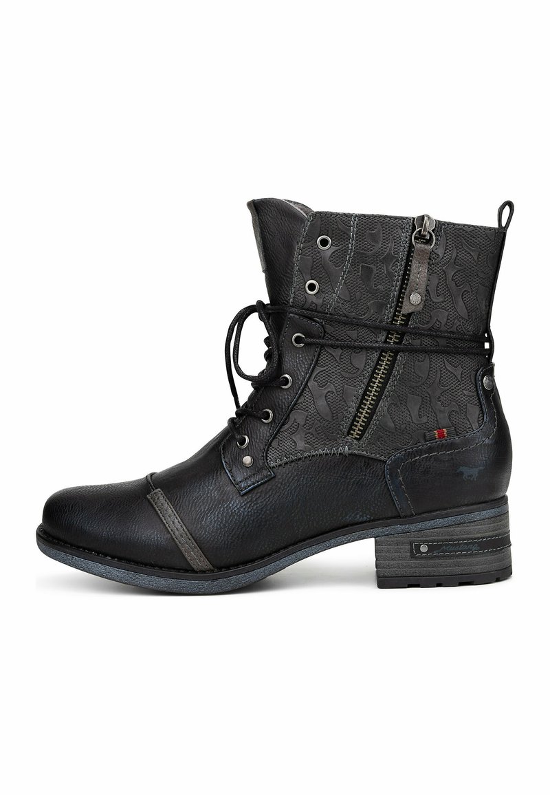Bottines noires avec un corps en cuir texturé, une fermeture éclair décorative, des lacets et un panneau en tissu à motifs. Semelle plate et robuste.