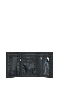 Portefeuille en tissu noir avec plusieurs fentes pour cartes, une poche zippée et une fenêtre transparente pour carte d'identité ; présente une texture lisse et un design simple.