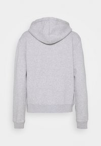 Sweat à capuche gris en tissu doux, doté d'une capuche à cordon de serrage, de poignets côtelés et d'une ceinture ajustée. Design simple et minimaliste.