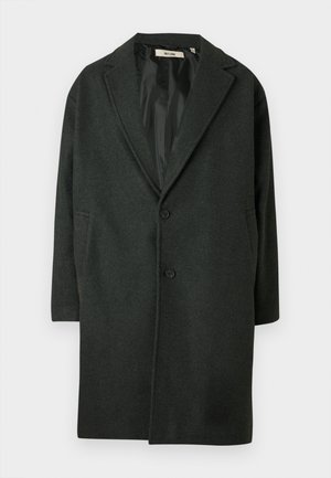 Casaco de mistura de lã de cor cinza escuro com lapela recortada, fecho de um botão e bolsos laterais. Forro interior suave, corte reto, até aos joelhos.