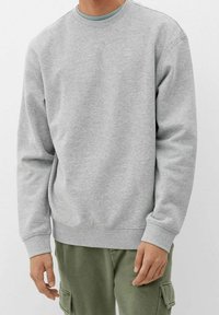 Grijze crewneck sweatshirt gemaakt van een katoenmix, met een ribgebreide kraag en manchetten, en een klein logo op de borst. Soepele textuur en een relaxte pasvorm.