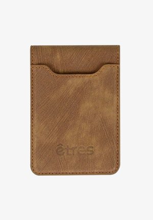 Brauner Lederkartenhalter mit glatter, strukturierter Oberfläche und einem oberen Schlitz. Unten befindet sich ein eingeprägtes Markenlogo. Kompaktes Design.