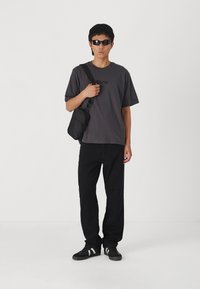 Jack & Jones JORCITY OVERSIZED TEE CREW NECK UNISEX - Pamata T-krekls - asphalt