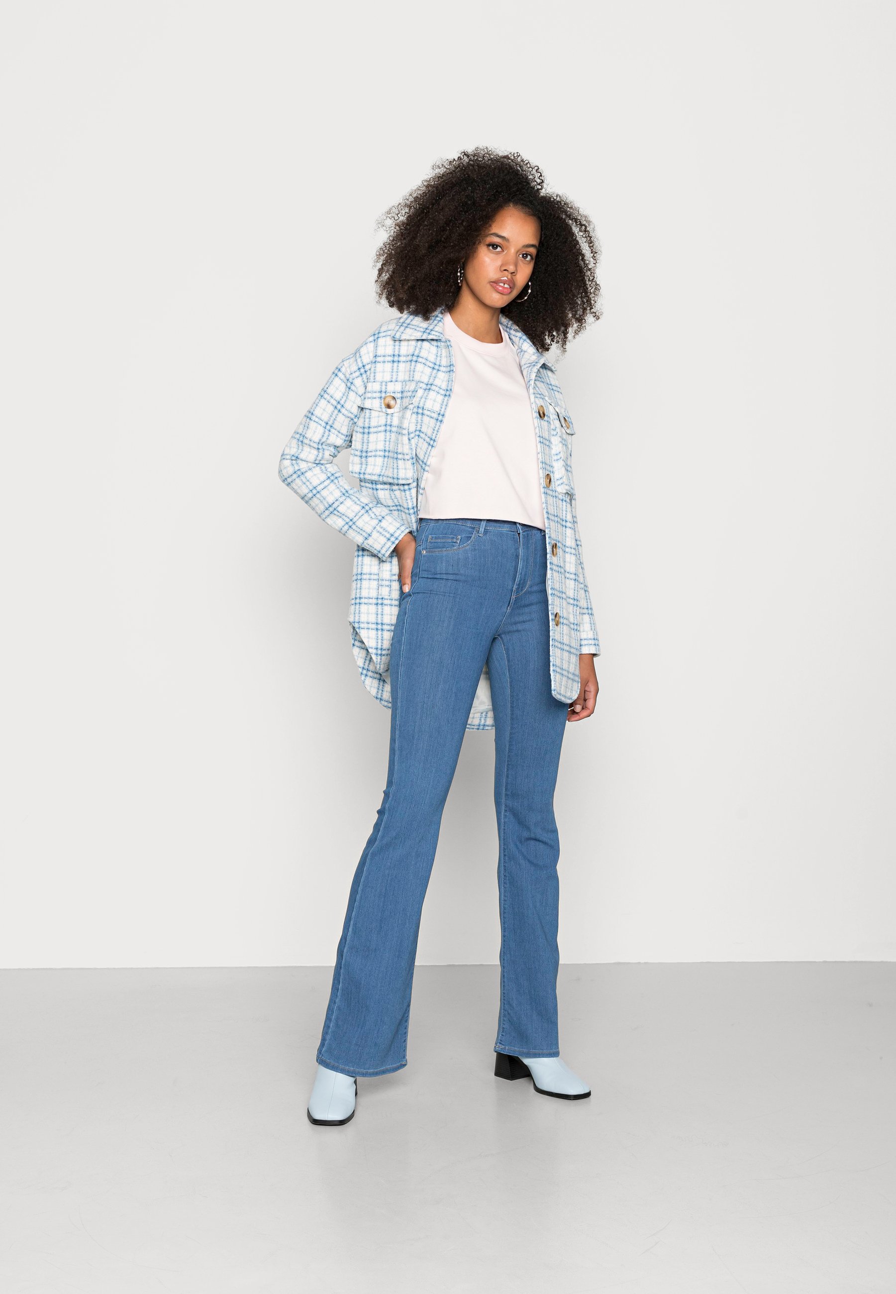 ONLY ONLHELLA LIFE RETRO - Jeans a zampa - medium blue denim/blu denim -  Zalando.it