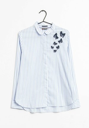 Chemise blanche à manches longues avec des rayures verticales bleu clair, boutonnée sur le devant, col arrondi et motifs de papillons noirs sur la poitrine gauche.