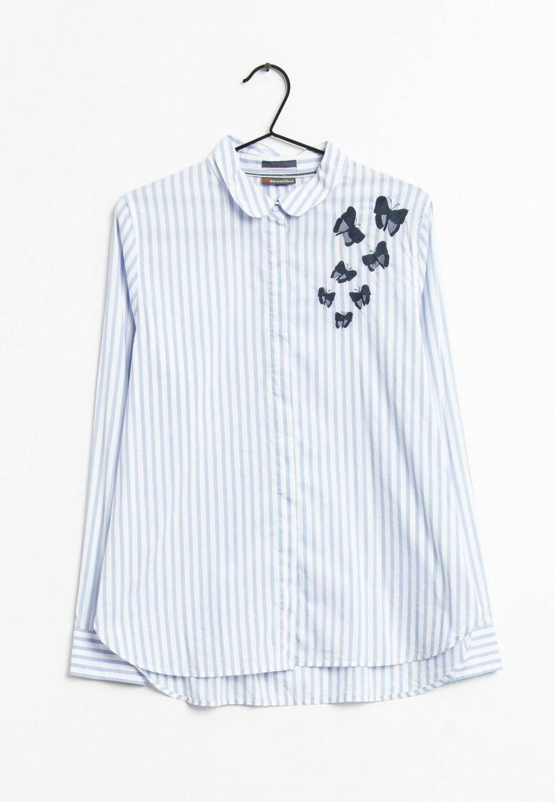 Chemise blanche à manches longues avec des rayures verticales bleu clair, boutonnée sur le devant, col arrondi et motifs de papillons noirs sur la poitrine gauche.