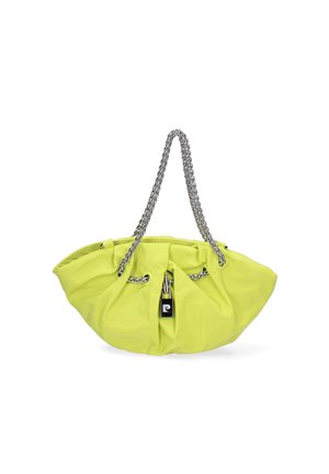 Borsa a mano gialla brillante realizzata in materiale morbido, con un design arricciato, catene argentate e un lucchetto decorativo sul fronte.