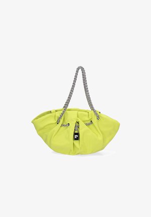 Borsa a mano gialla brillante realizzata in materiale morbido, con un design arricciato, catene argentate e un lucchetto decorativo sul fronte.